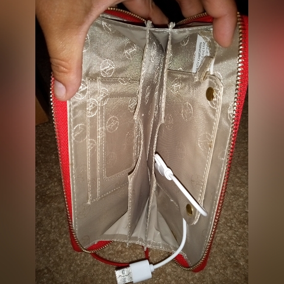 NWOT ADRIENNE VITTADINI CHARGING WALLET/ CLUTCH. - Picture 2 of 11